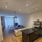 Modern Flat London Sleeps 4!