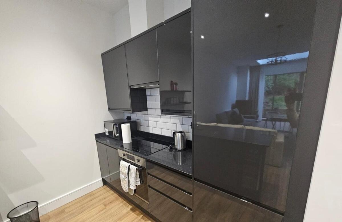 Modern Flat Sleeps 4! London