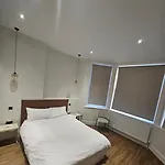 Modern Flat London Sleeps 4!